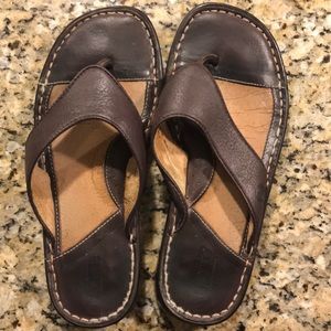 Ladies Born brown leather thong shoes